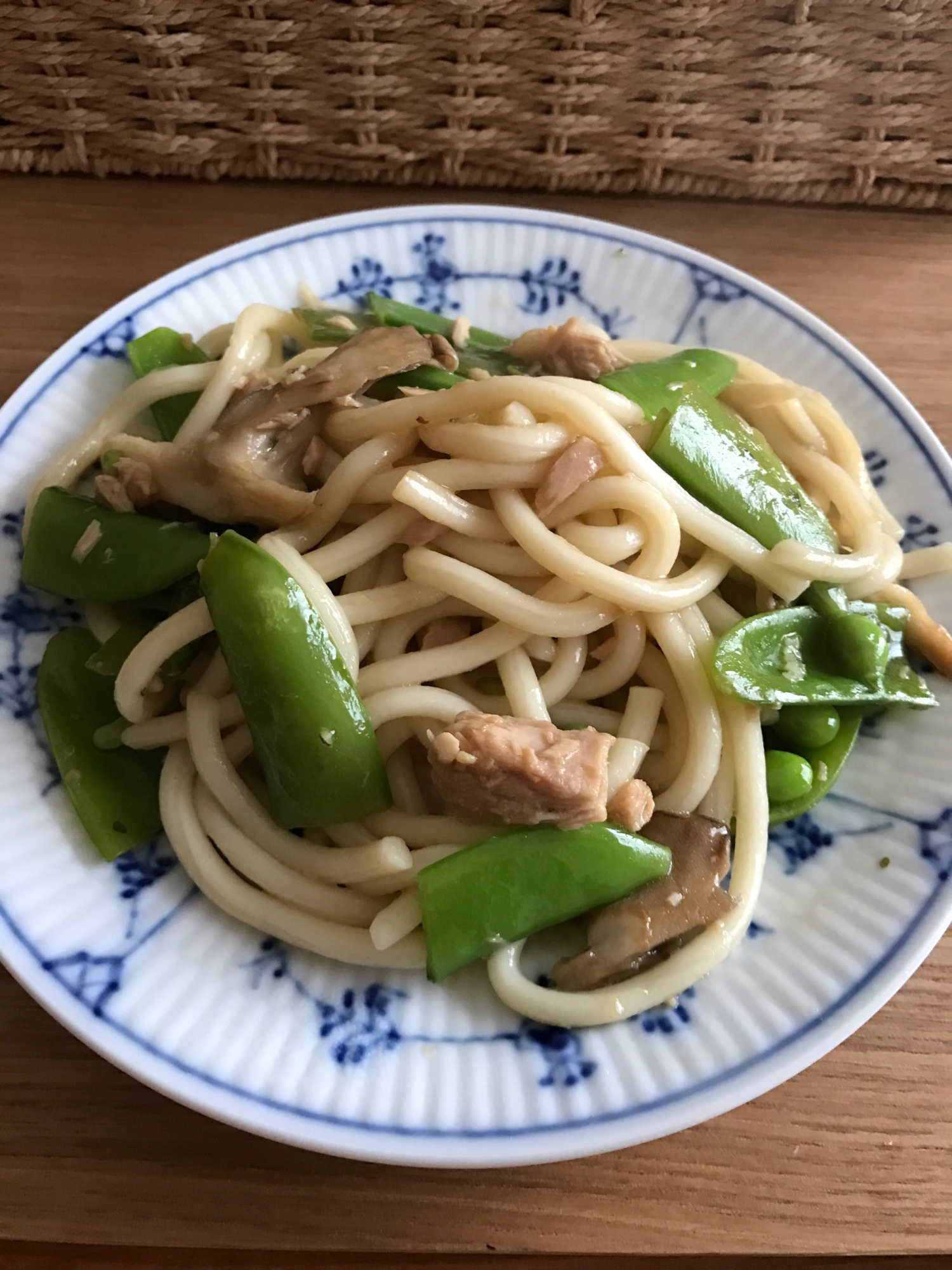 舞茸とスナップえんどうのツナ醤油焼きうどん