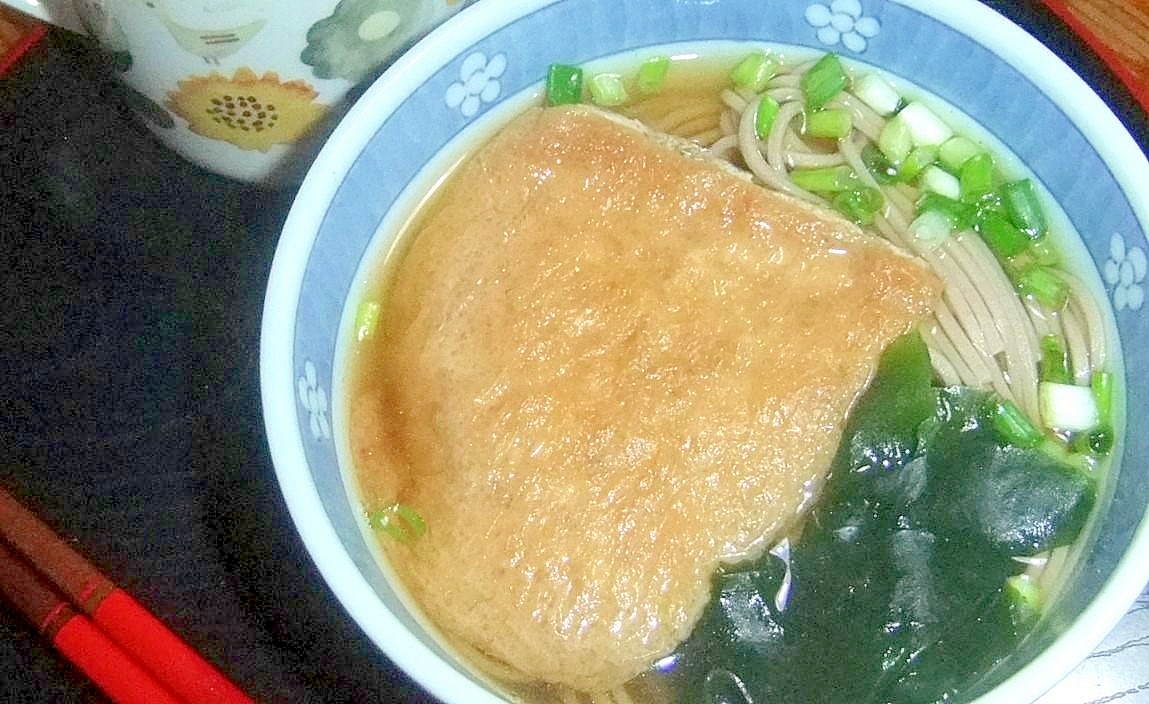 大きなお揚げで温かいお蕎麦