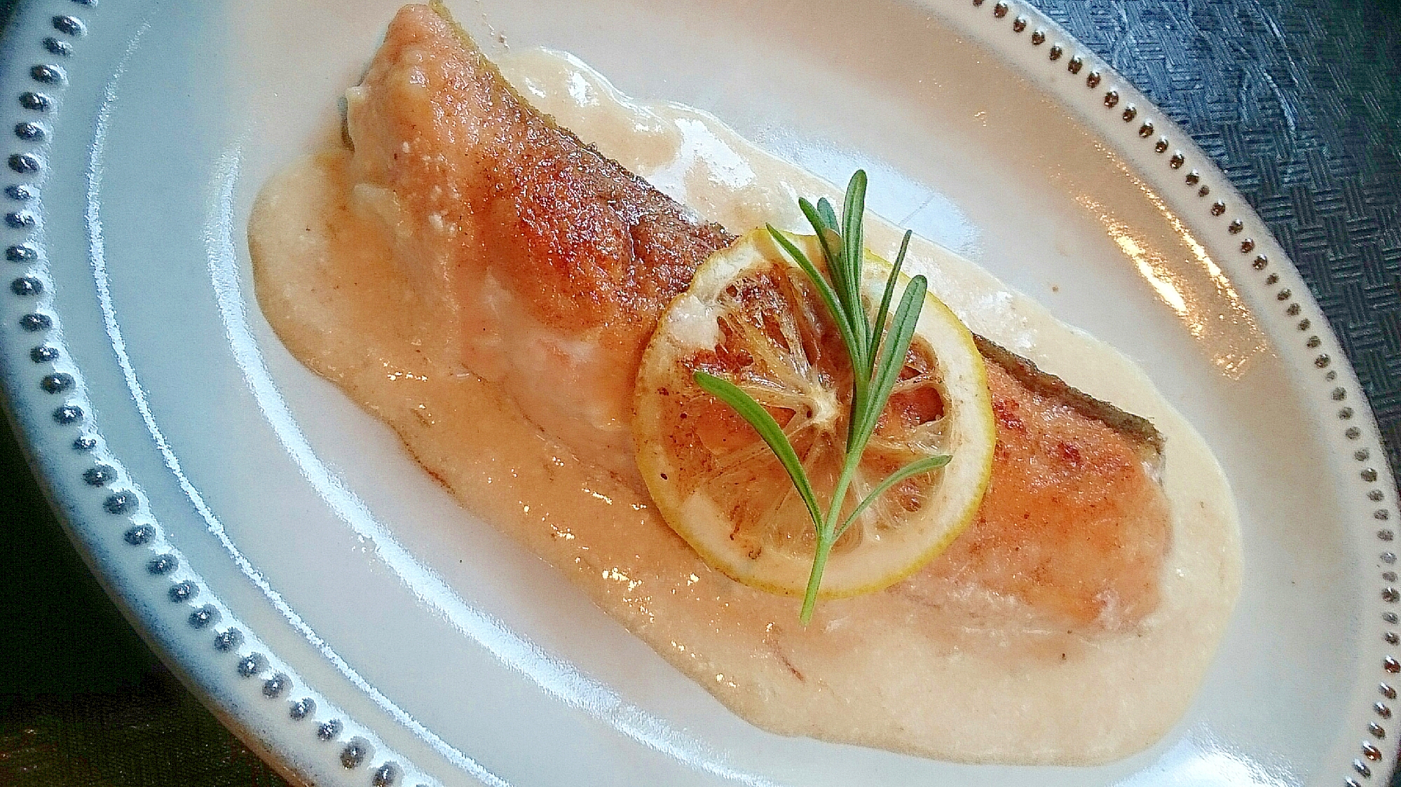 レモンソースの鮭のソテー