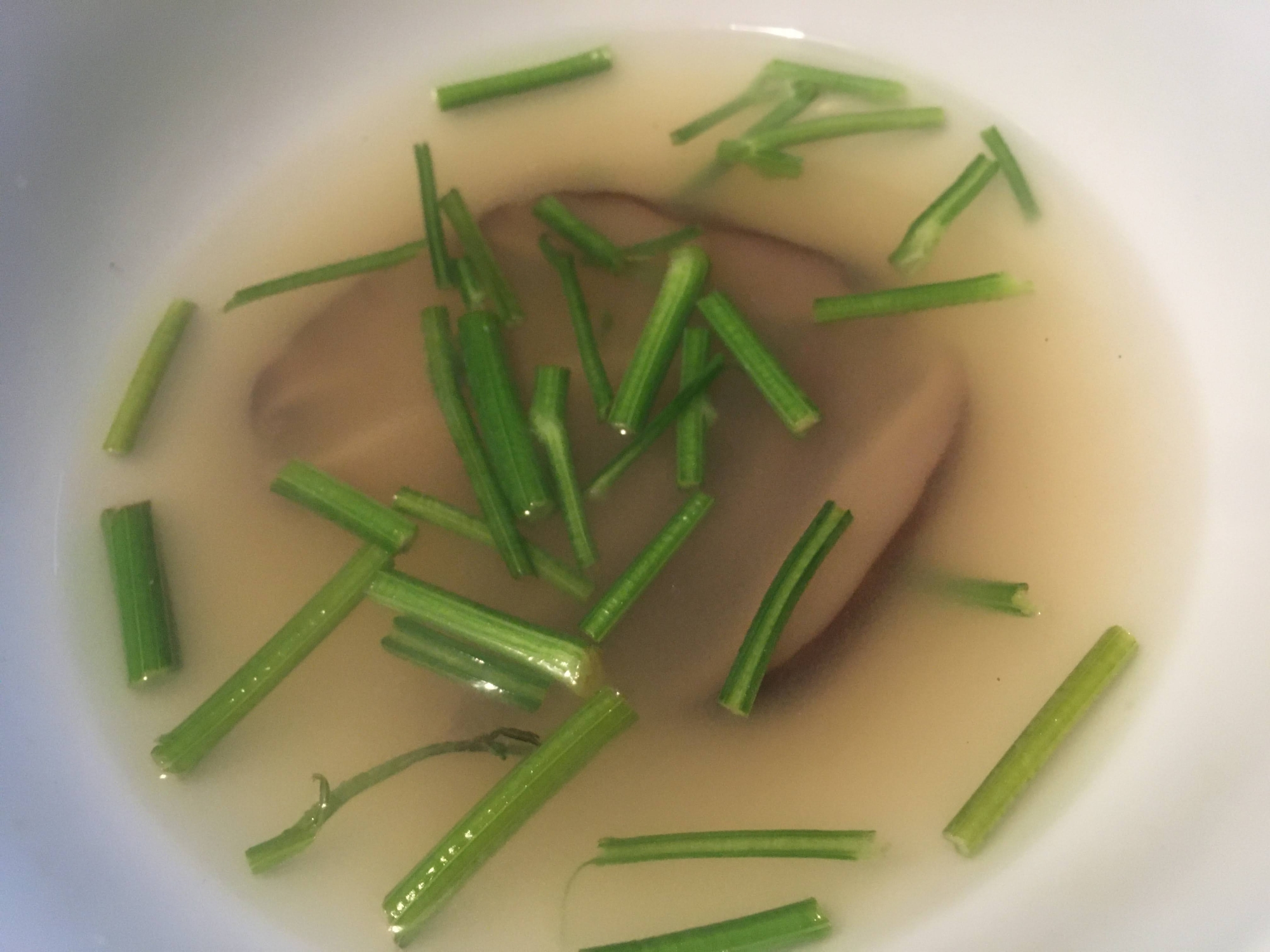 パセリの茎とシイタケの味噌汁