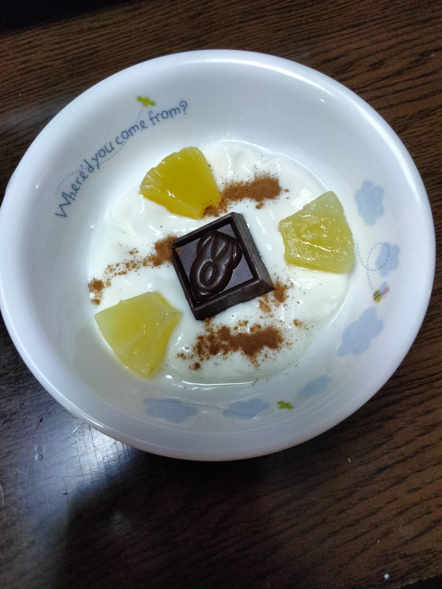 今日のヨーグルト♡チロルチョコ&パイン