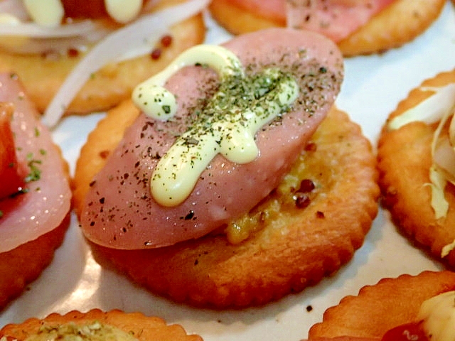 マスタード/マヨで　魚肉ソーセージの焼きリッツ