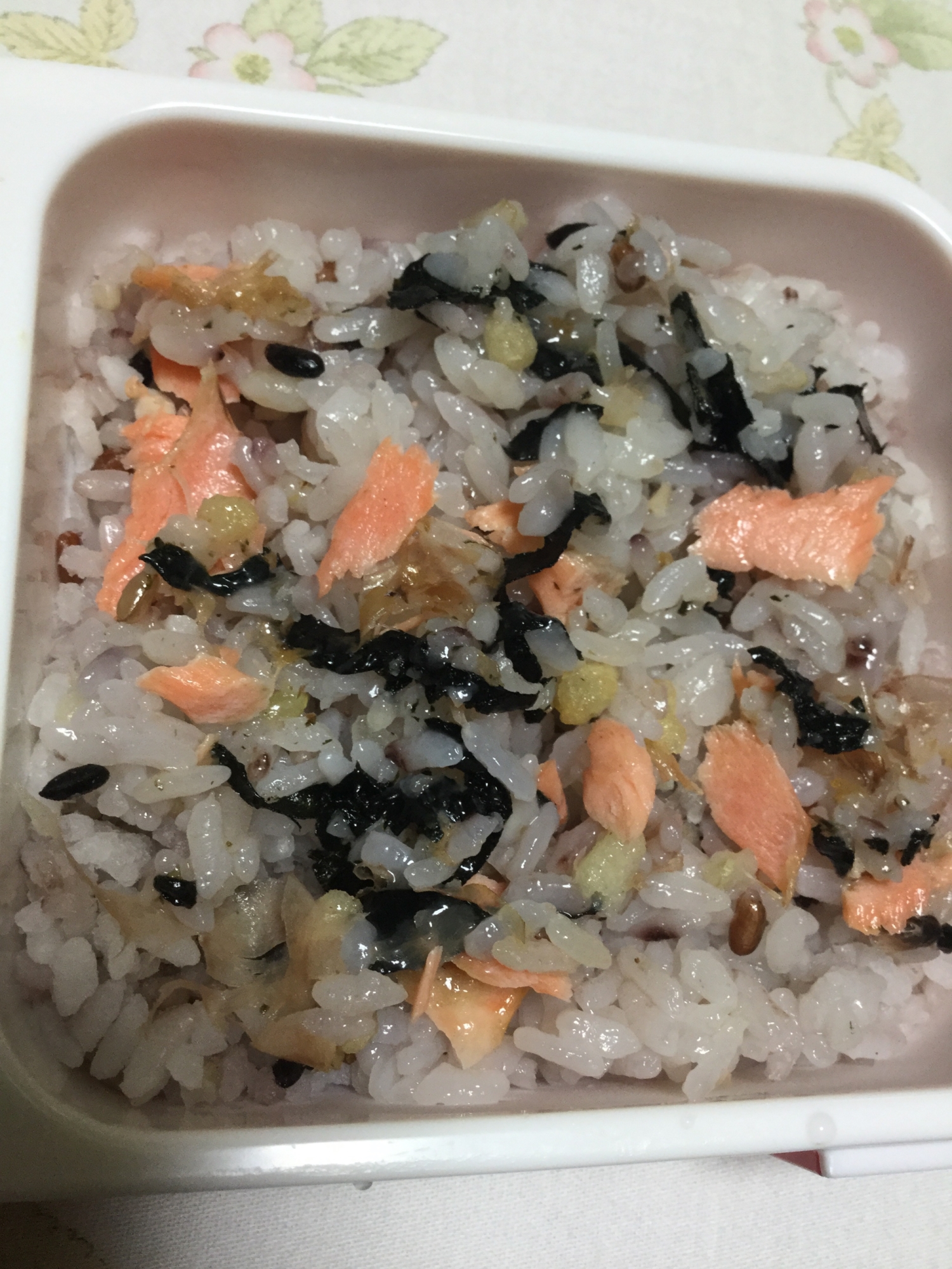 銀鮭と味付け海苔で混ぜ御飯