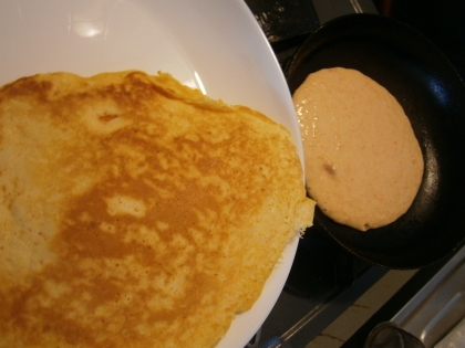 けっこう人参を沢山入れても焼いたら色が薄まりますね。手前→焼き上がり、奥→タネです。