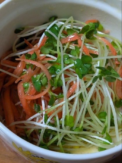 栄養満点♡健康サラダ♡にんじんとスプラウトのサラダ