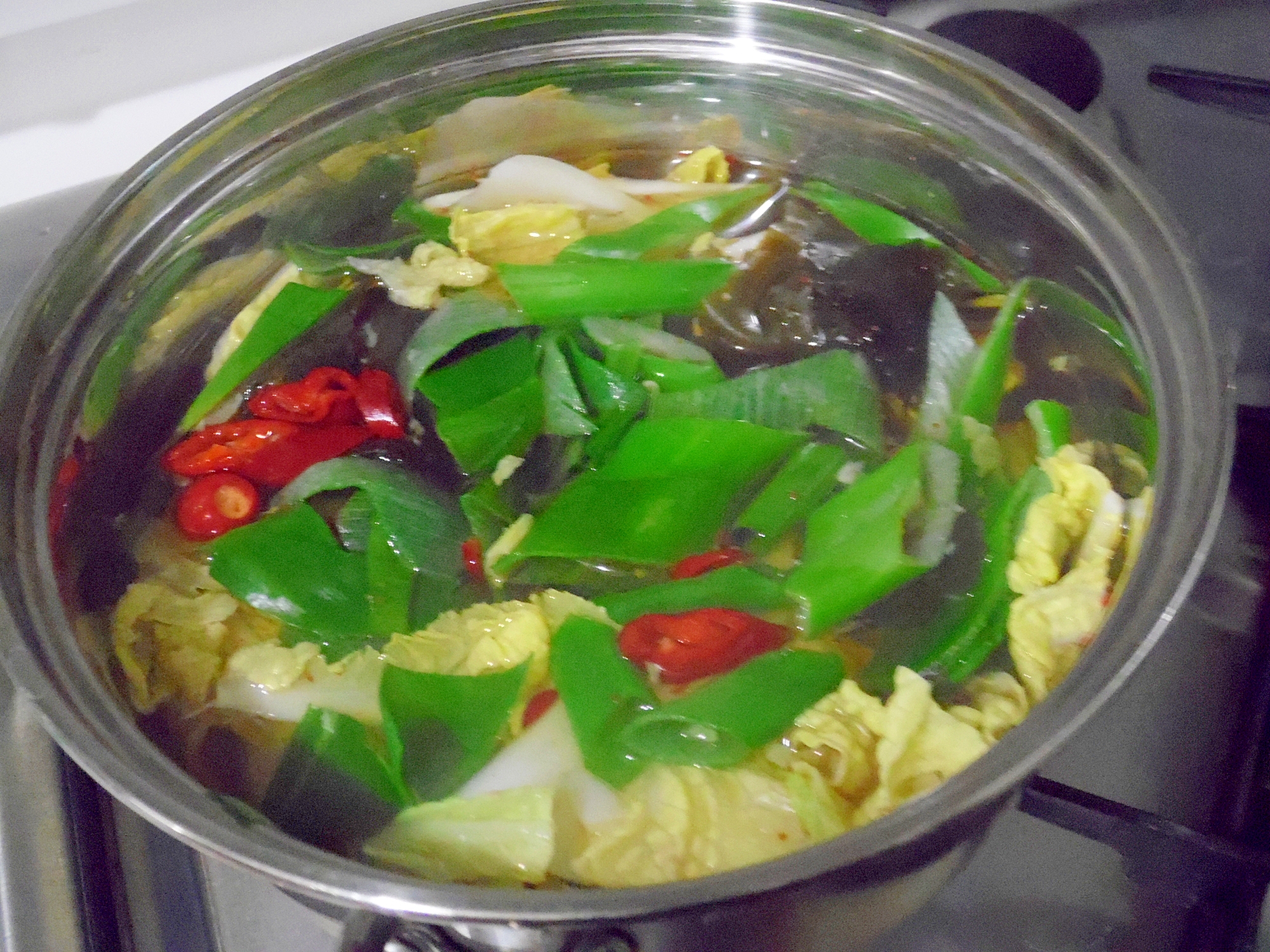 赤唐辛子入りの野菜スープ