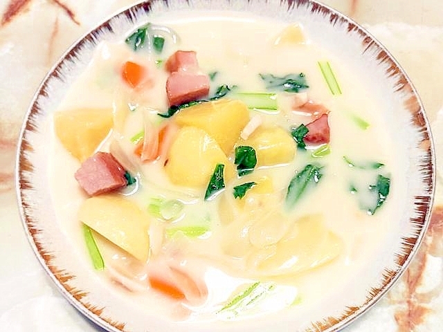 ルーで簡単!ベーコンと小松菜のクリームシチュー♪