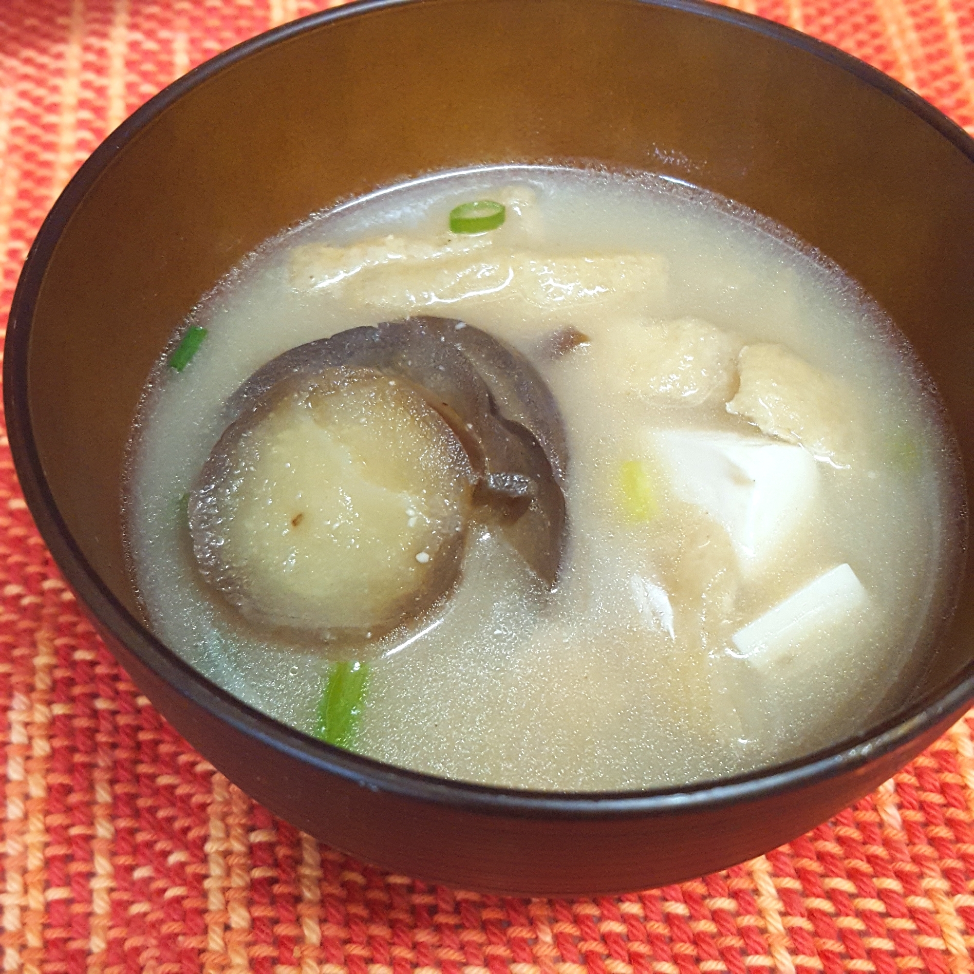 茄子、豆腐、油揚げの味噌汁