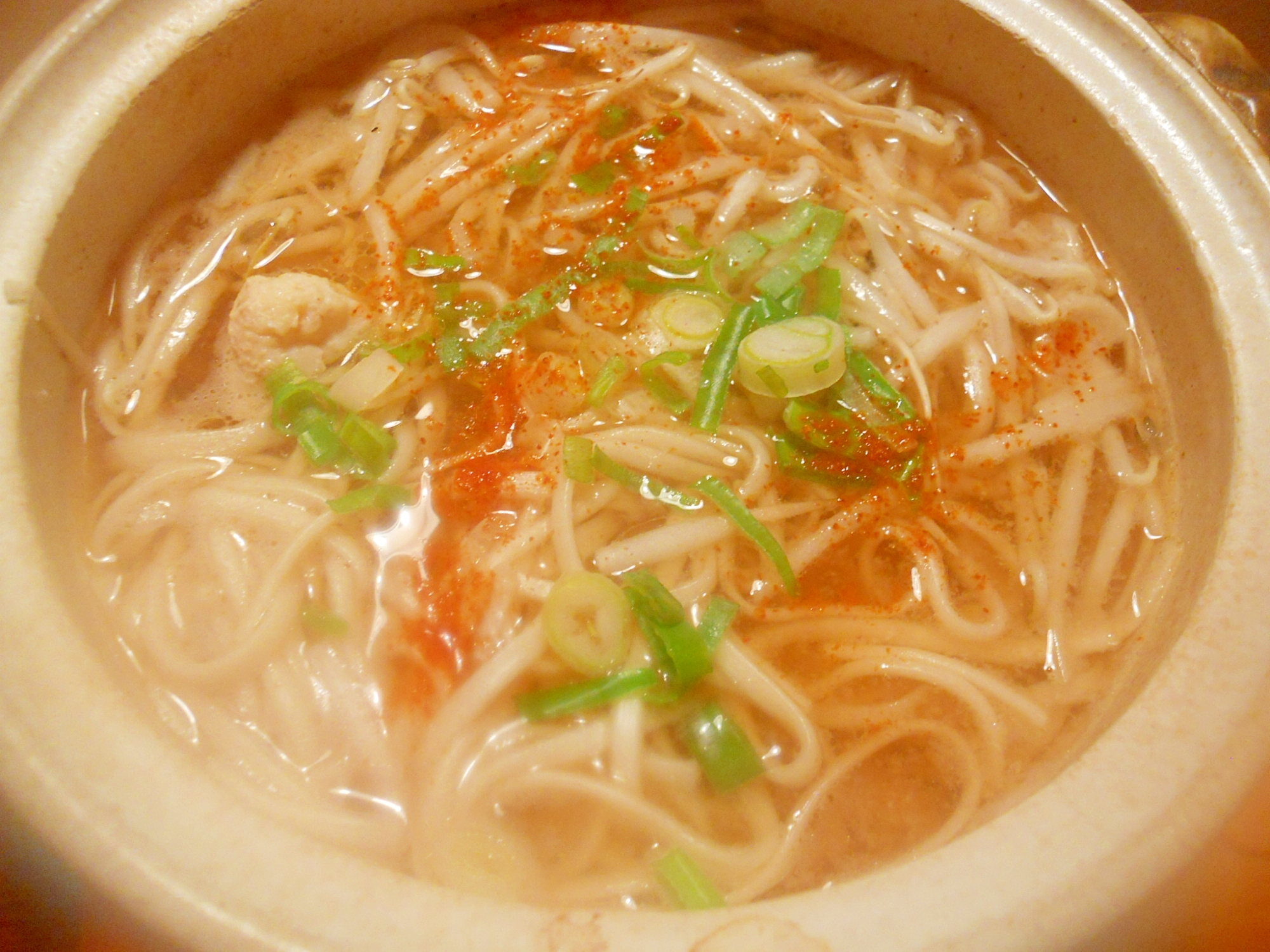 鶏皮とモヤシ　お安く満腹　和風鍋焼き味噌うどん