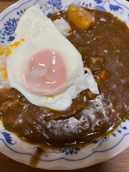 お昼は贅沢に！残ったカレーで目玉焼き乗せカレー！