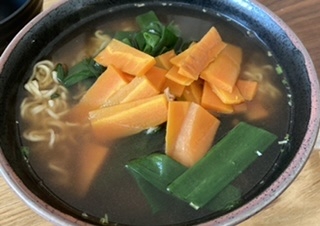 人参とネギのごま油と醤油ラーメン