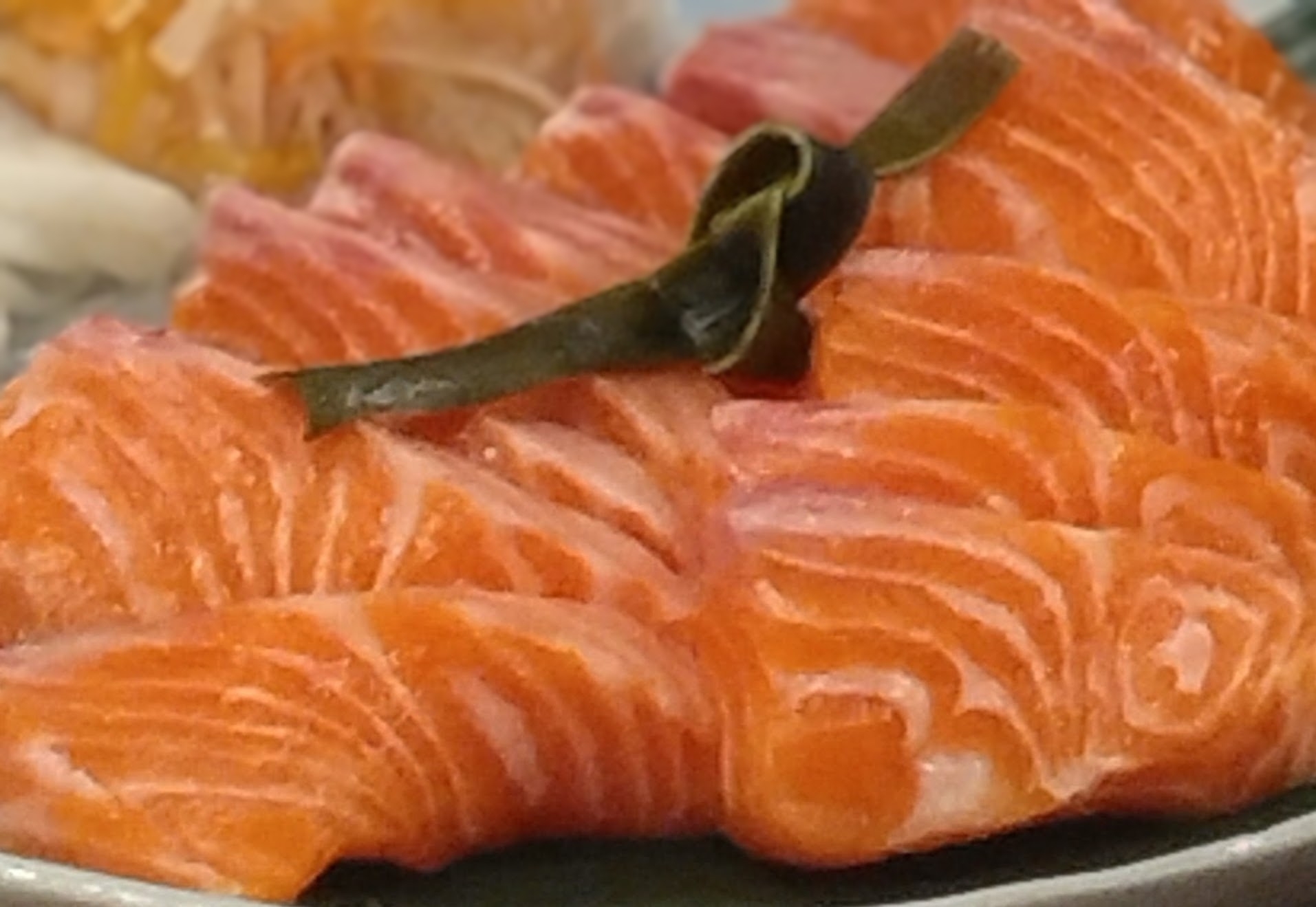 紅富士の昆布〆　ニジマスの魚醤添え
