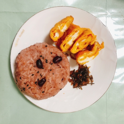 小豆ご飯のおにぎりとひじき煮のお弁当