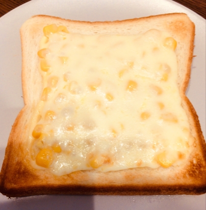 うまく食べられない息子のためにチーズを上にして、コーンぽろぽろしないようにしました！コーン大好きなので喜んで食べていました！