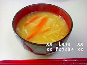 簡単しゃきしゃき食感♪　エノキとにんじんのお味噌汁