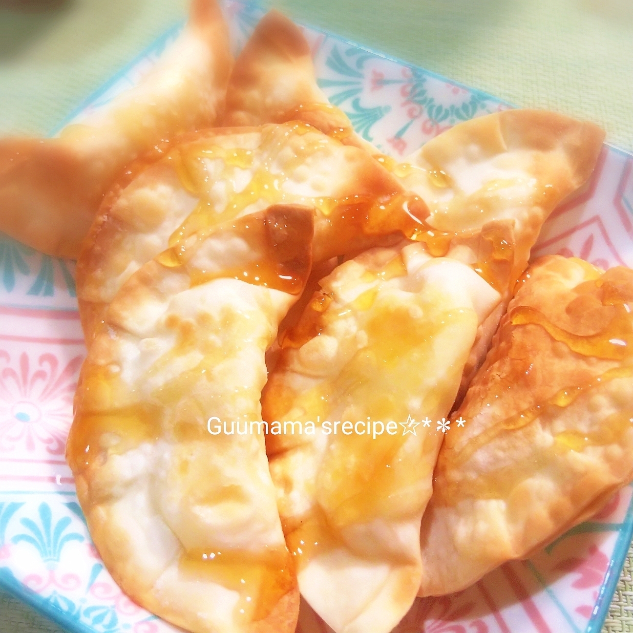 おつまみにもおやつにも♡餃子の皮でハニーチーズパイ