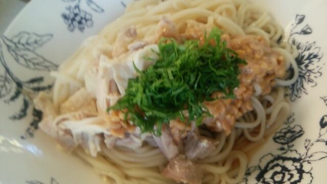 鶏肉・納豆・大葉の冷やうどん