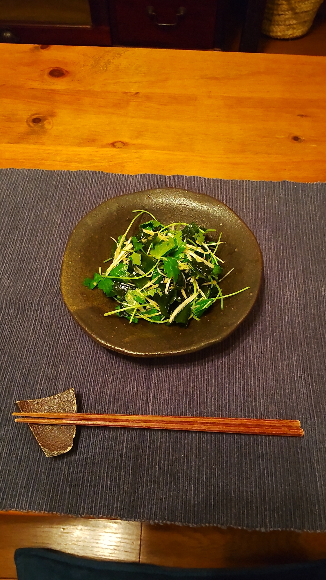 三つ葉とわかめの香りサラダ