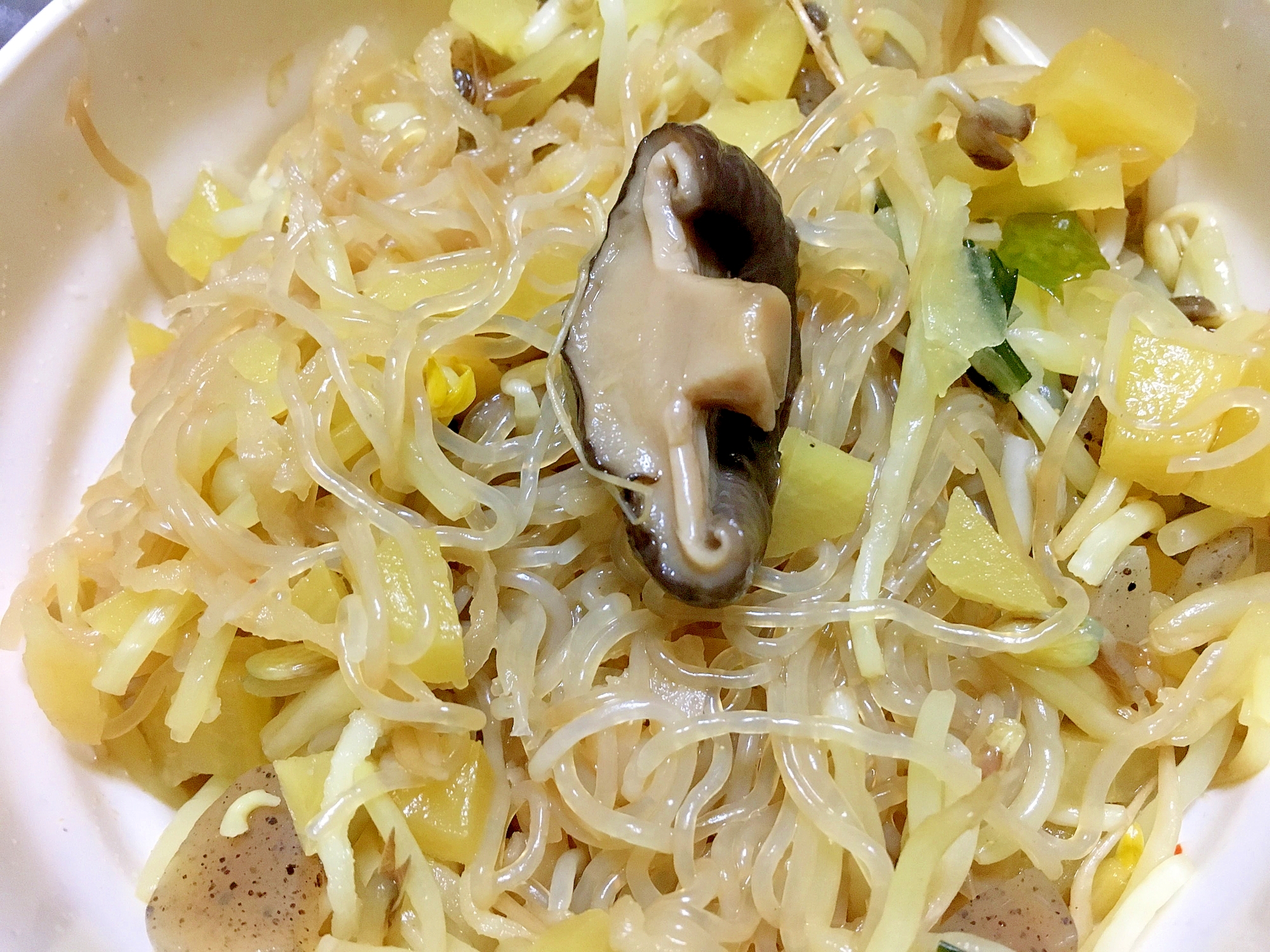 椎茸と沢庵入りもやしと春雨チキン風味のスープ煮