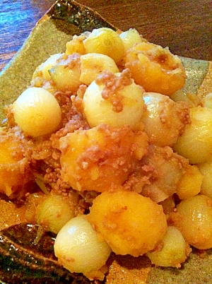 茶色いお皿に盛り付けられたじゃがいもとペコロスのそぼろ煮