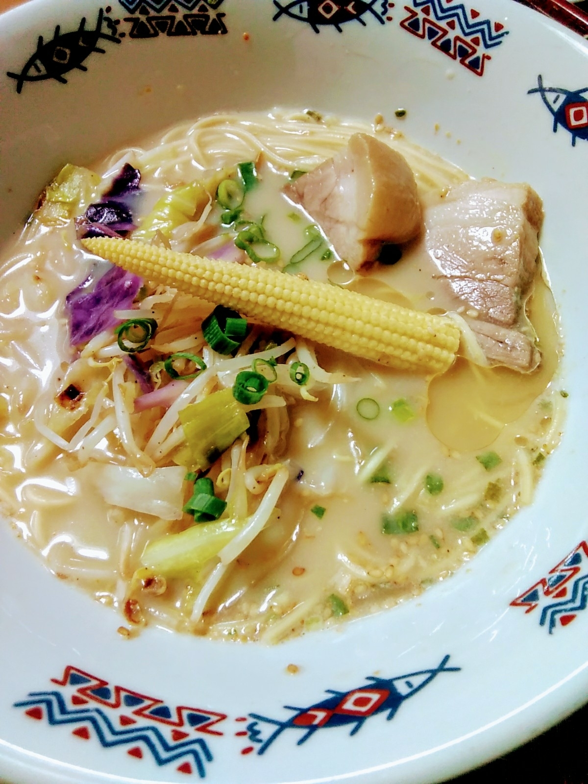 厚切りチャーシューとたっぷり野菜炒め入りラーメン