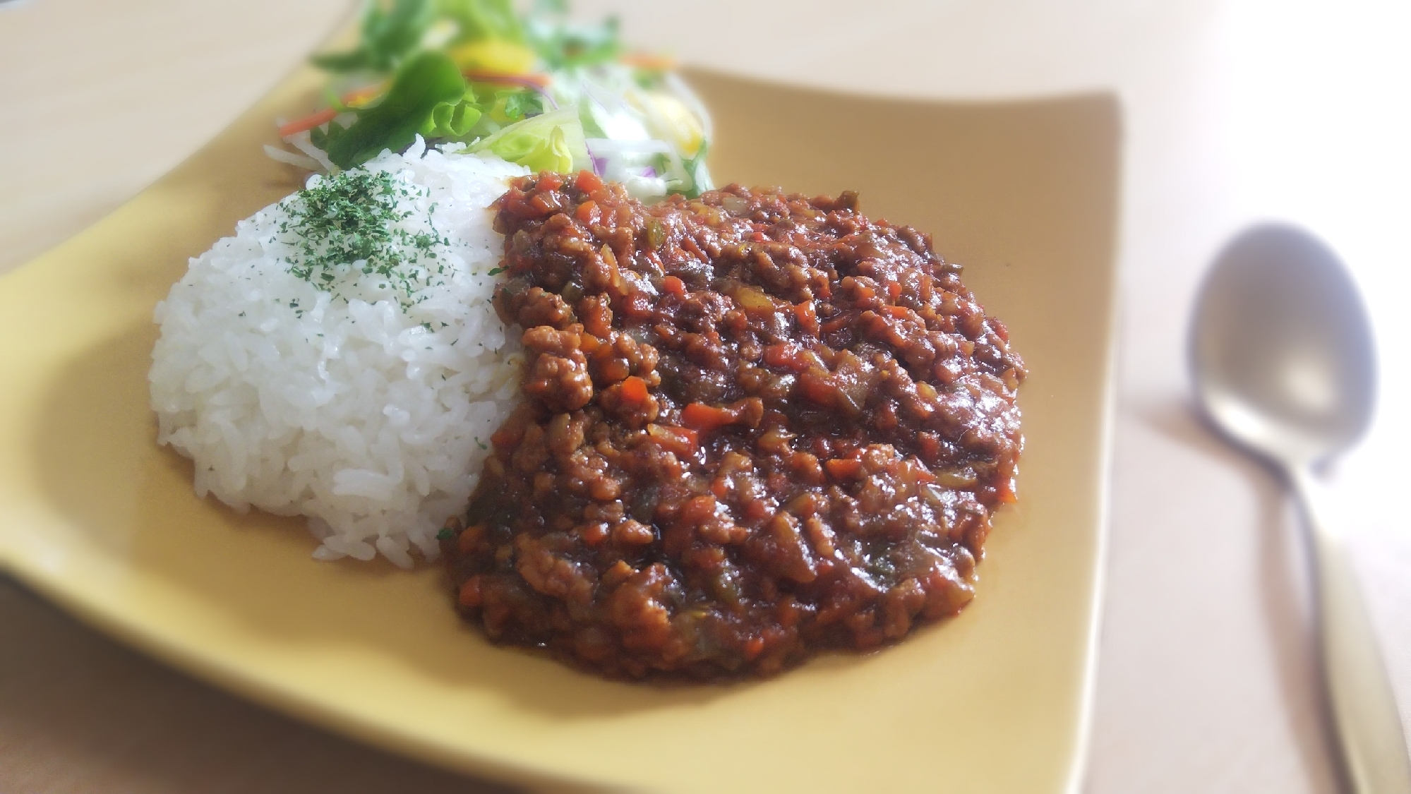四角い皿に盛られた、無水キーマカレー