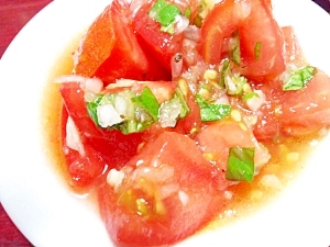 手作りドレッシングでトマトとバジルの冷製サラダ