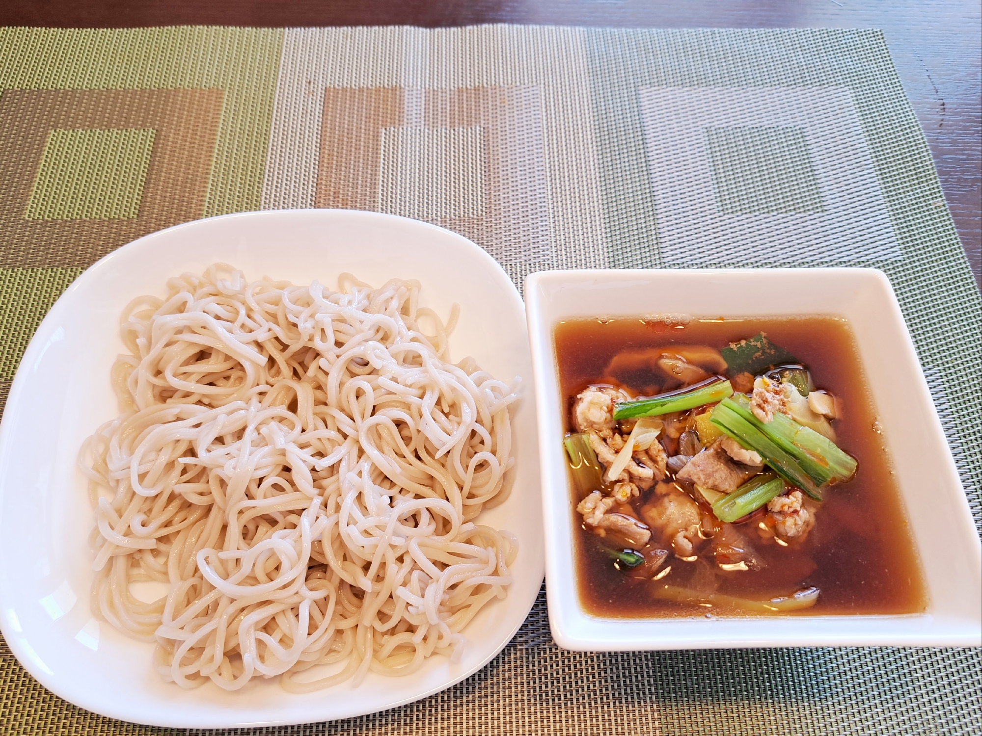 冷たいお蕎麦 ピリ辛 豚肉と小松菜の つけ汁で