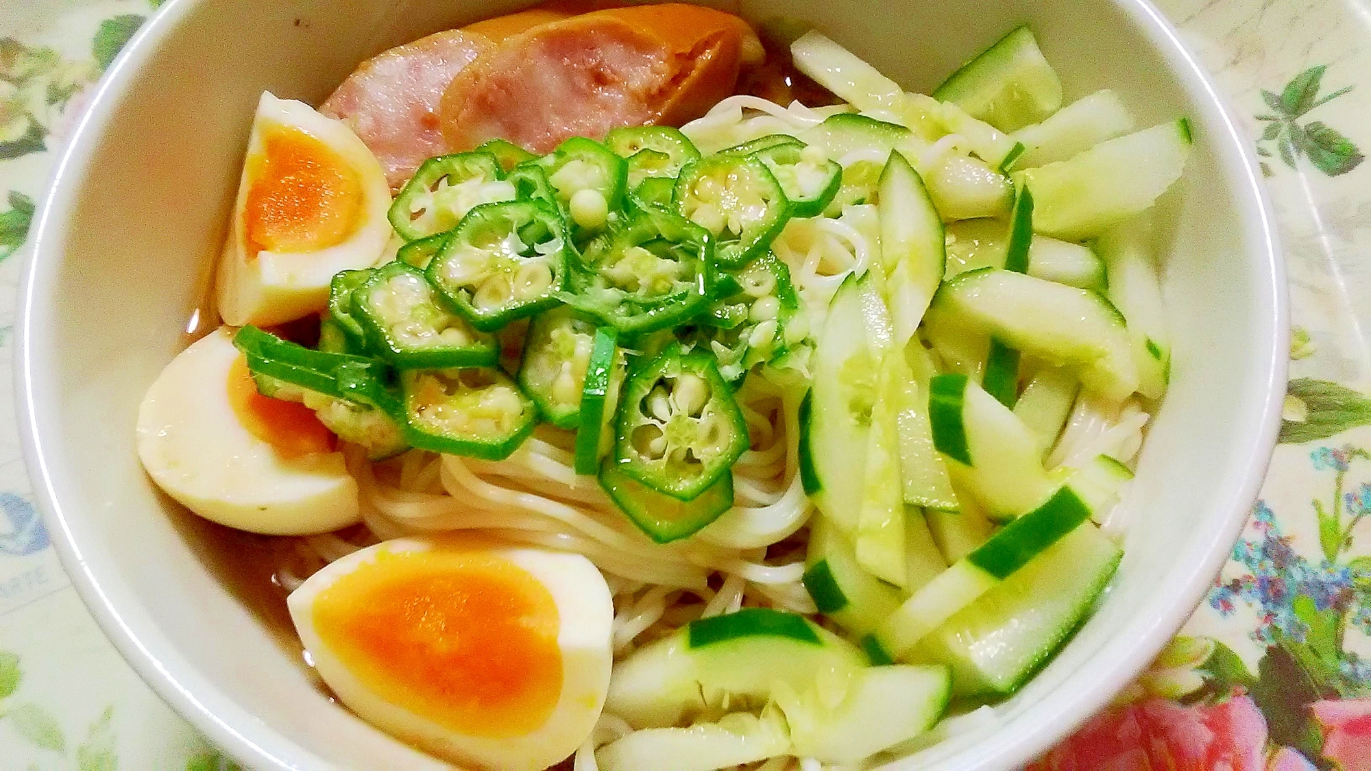そうめん　オクラときゅうり、ソーセージ卵乗せ