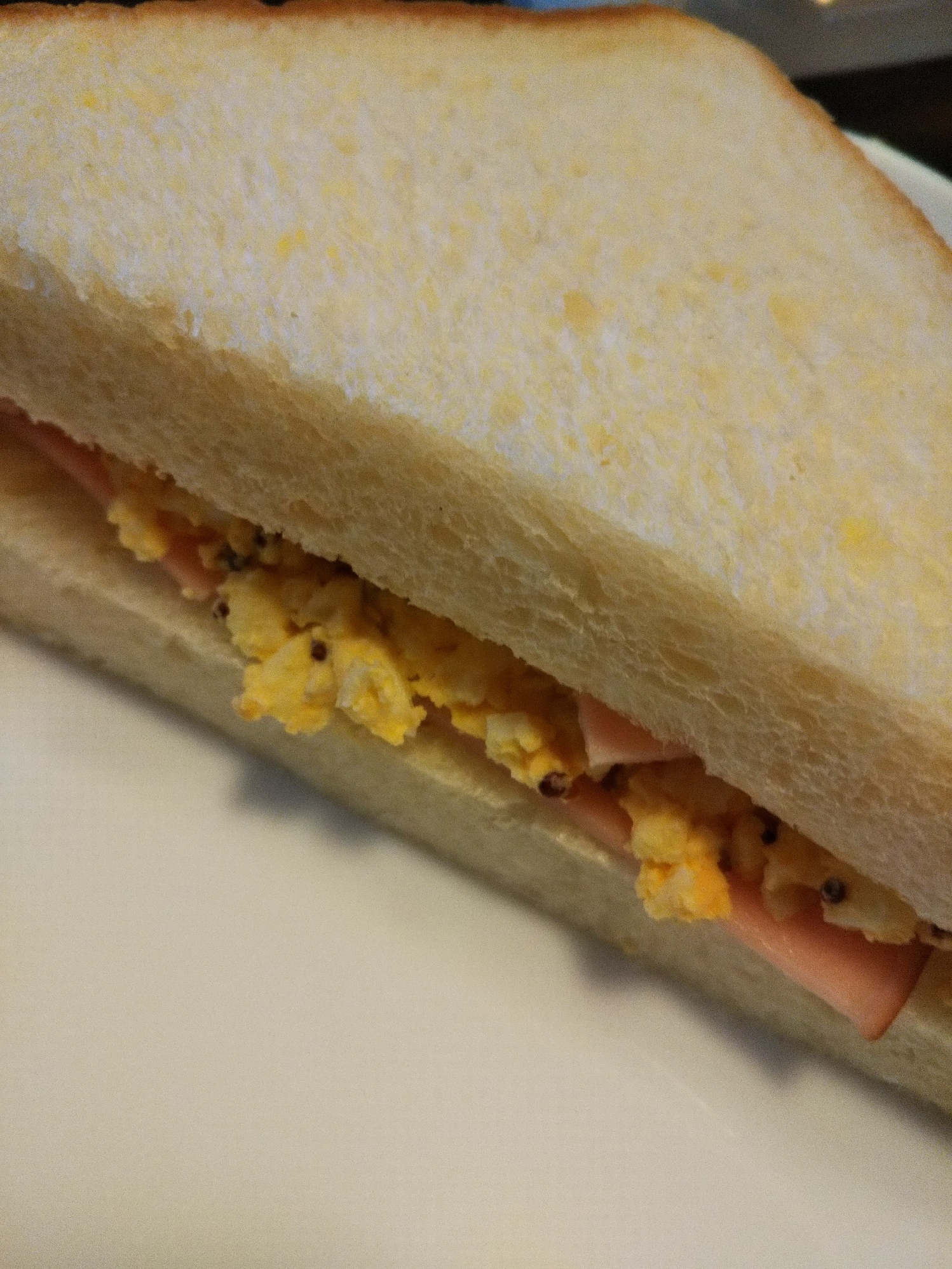 食パンで作るたまごとハムのサンドイッチ