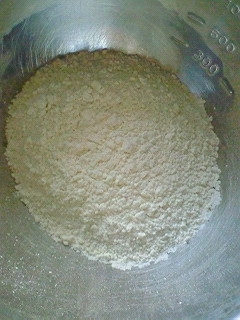 今からホットケーキ焼きます(^^ゞ 

小麦粉が100グラム程しかなかったので半量です～！