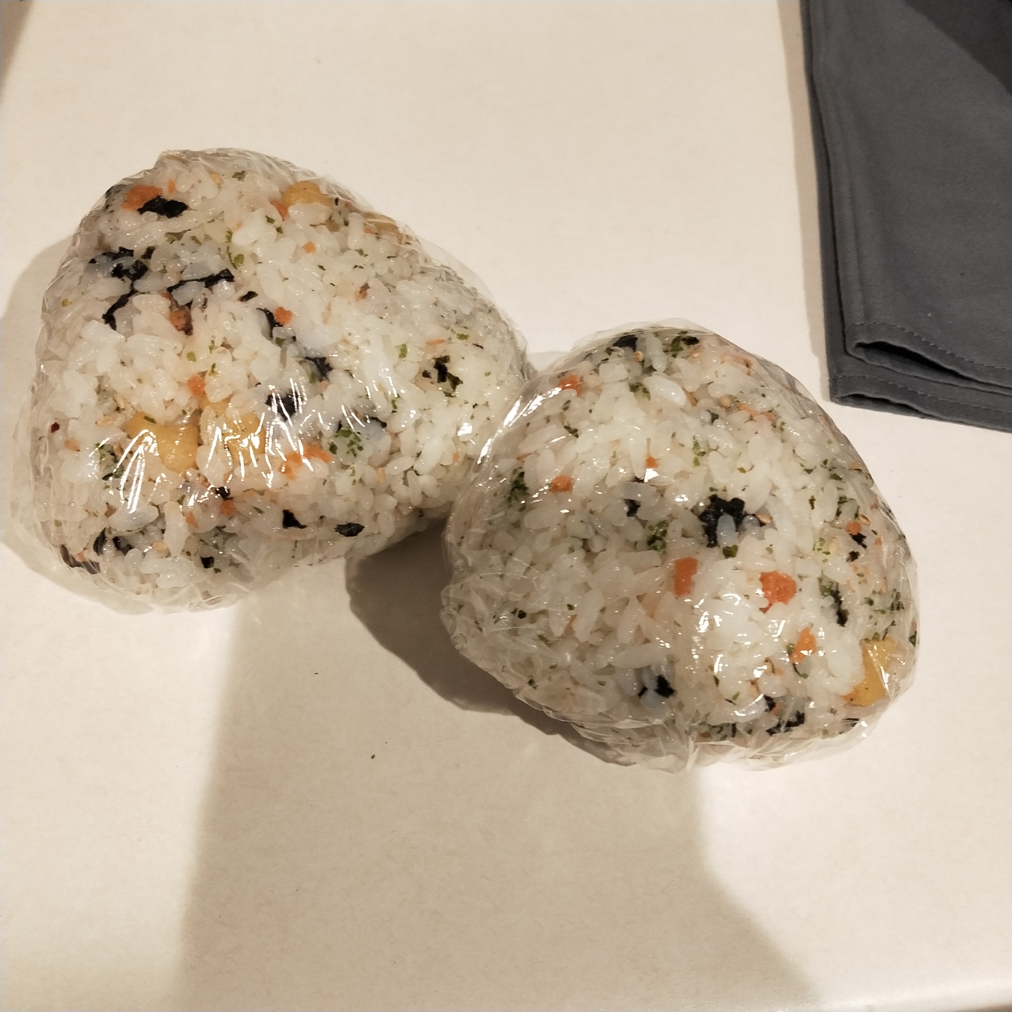 ラップに包まれた韓国海苔で作る悪魔のおにぎり