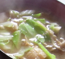 キャベツと油揚げの味噌汁