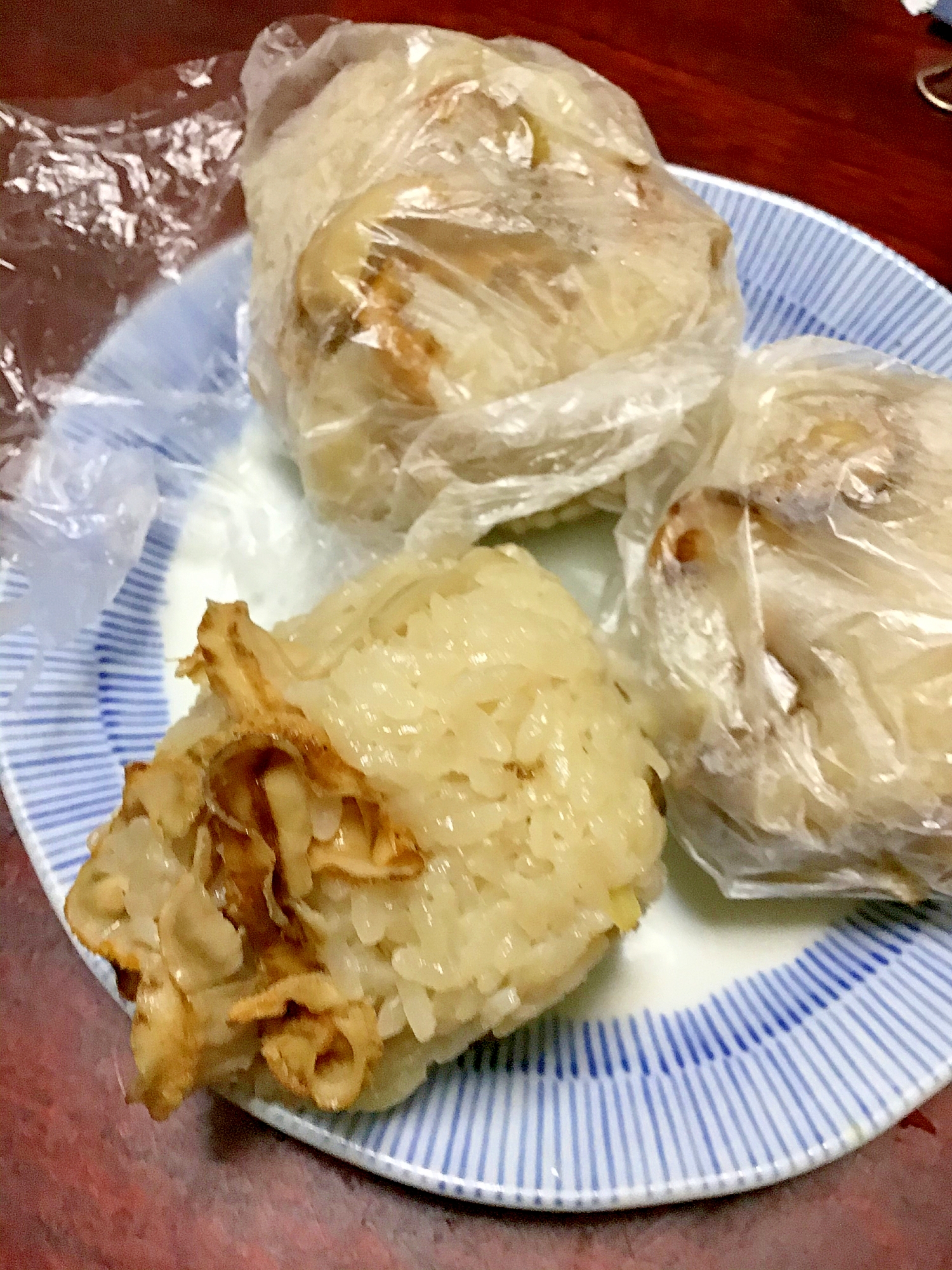 ホタテの紐とごぼうの炊き込みご飯おにぎり。