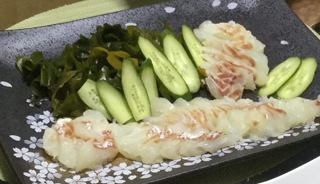 味変も楽しむ鯛の刺身〜海藻野菜もたっぷり添えて