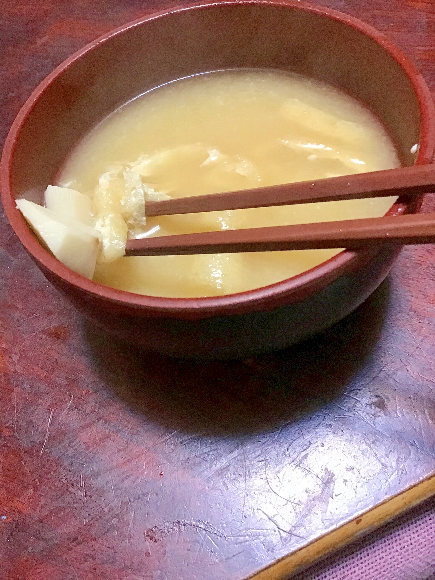 里芋と油揚げの酒粕入り味噌汁。