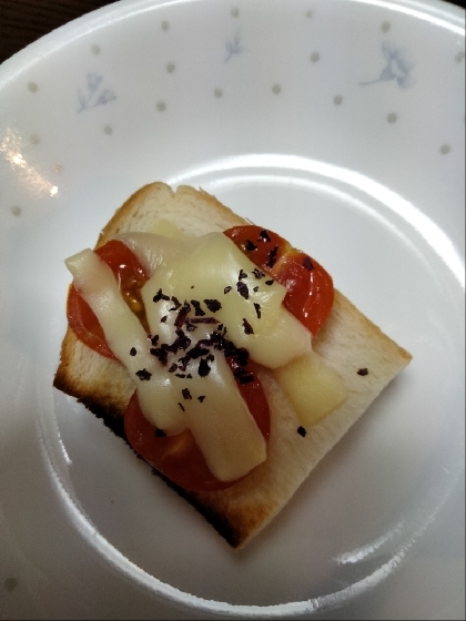 トマトとゆかりのチーズトースト