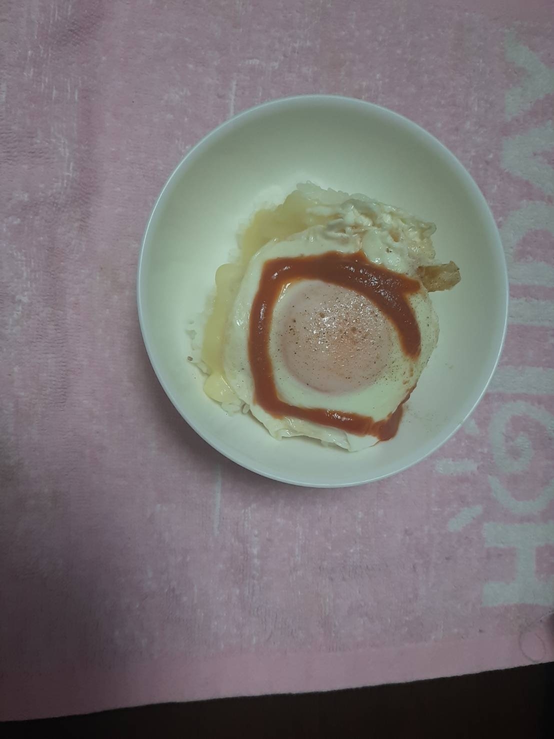 チーズのせた目玉焼き丼