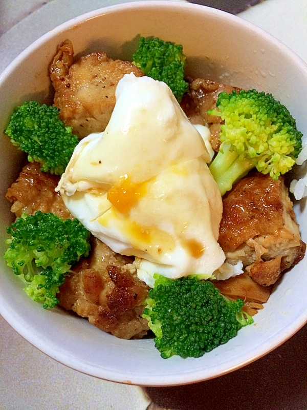 ガーリックチキンとポーチドエッグ丼