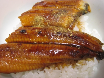 市販品のウナギ蒲焼は水洗いから♪　うな丼