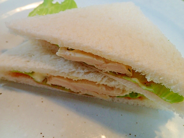レタスとサラダチキンのサンドイッチ