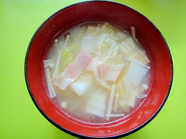 白菜とベーコンえのきの味噌汁
