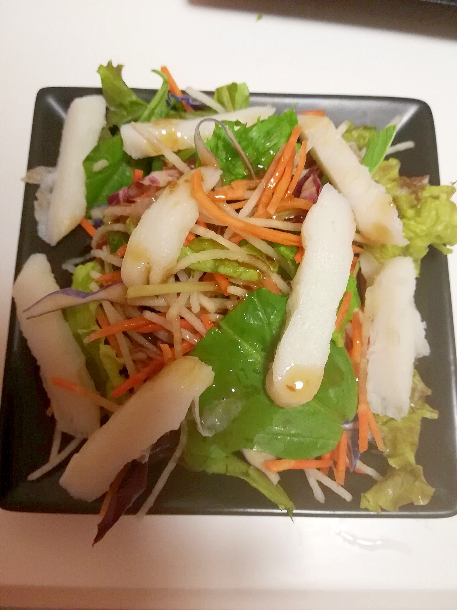 彩り野菜と笹かまのゴマドレッシングサラダ