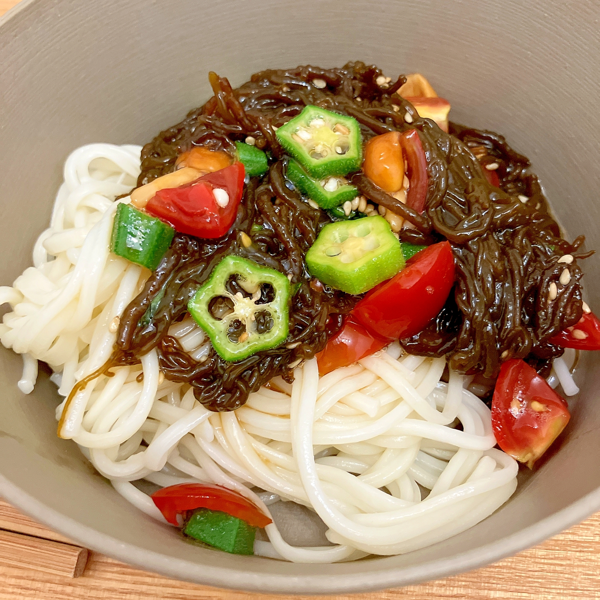 ネバつる！彩りもずくうどん