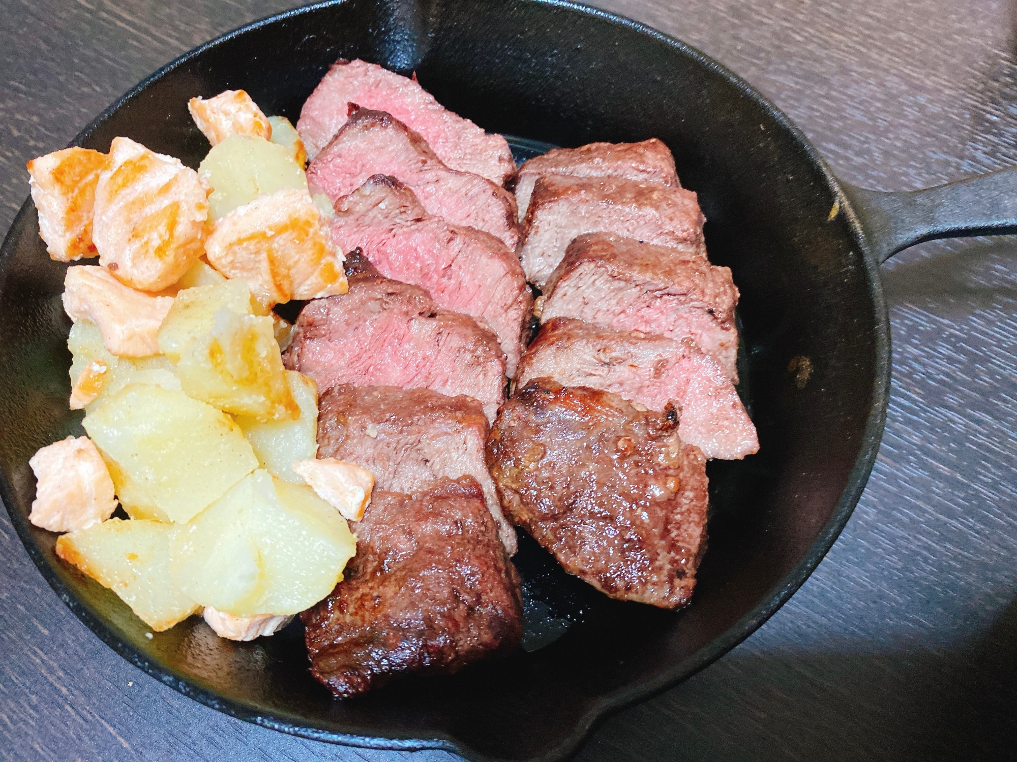 グリルで焼くミスジ肉ステーキ⭐サーモンポテト添え