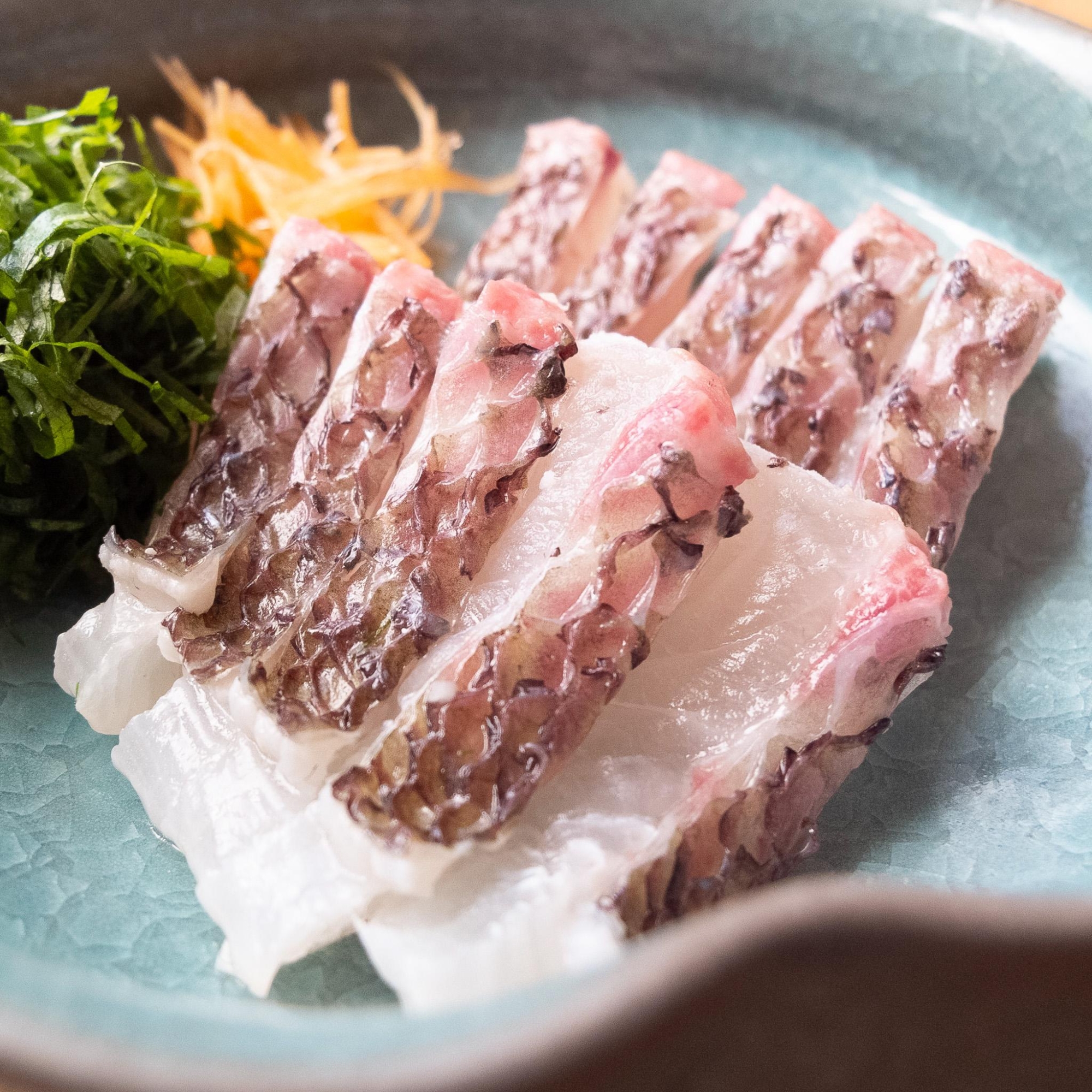 皮が美味しい!真鯛の湯引き