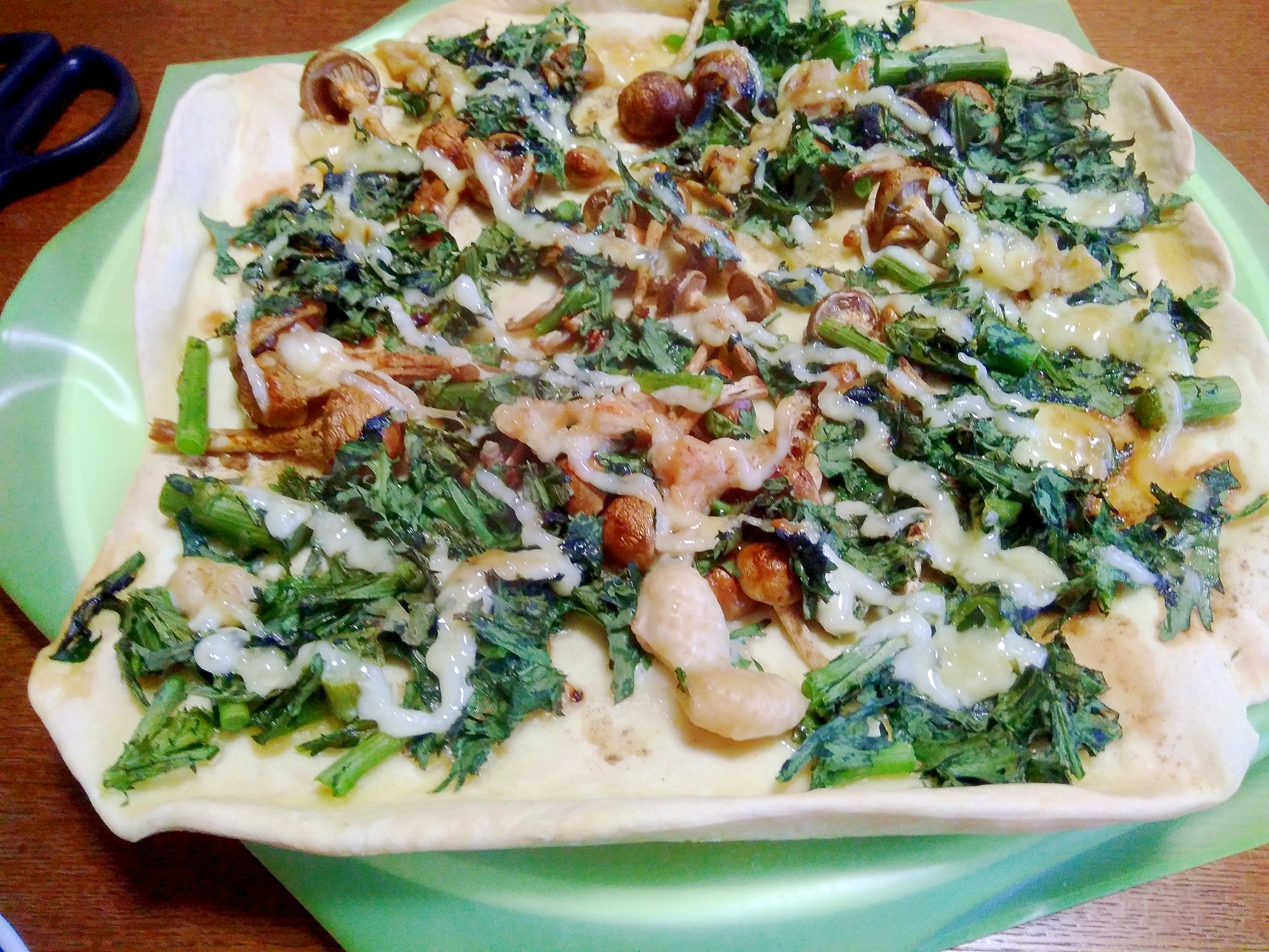 菊菜となめこ、鶏皮のマヨ醤油ピザ