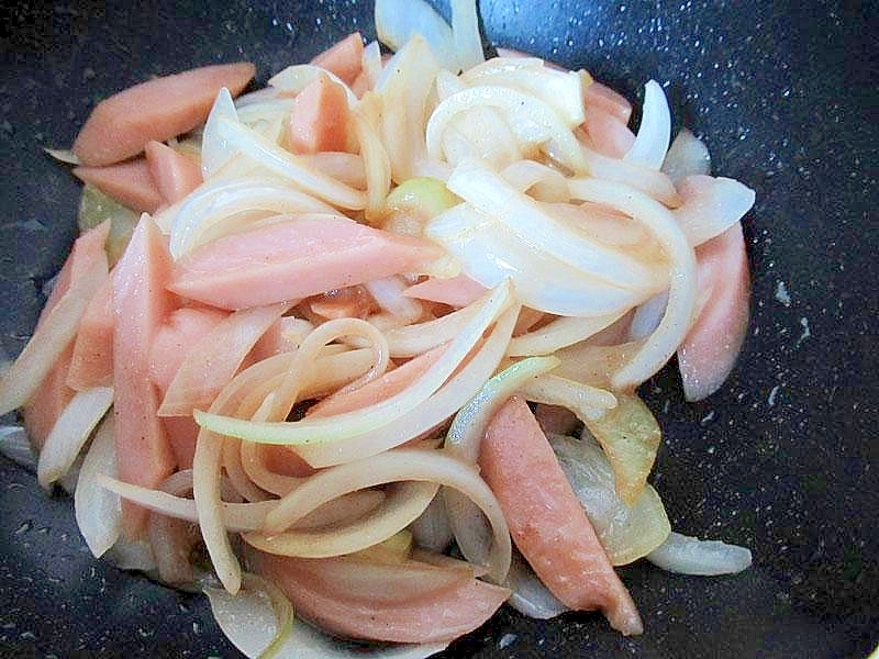 魚肉ソーセージと玉ねぎの醤油炒め