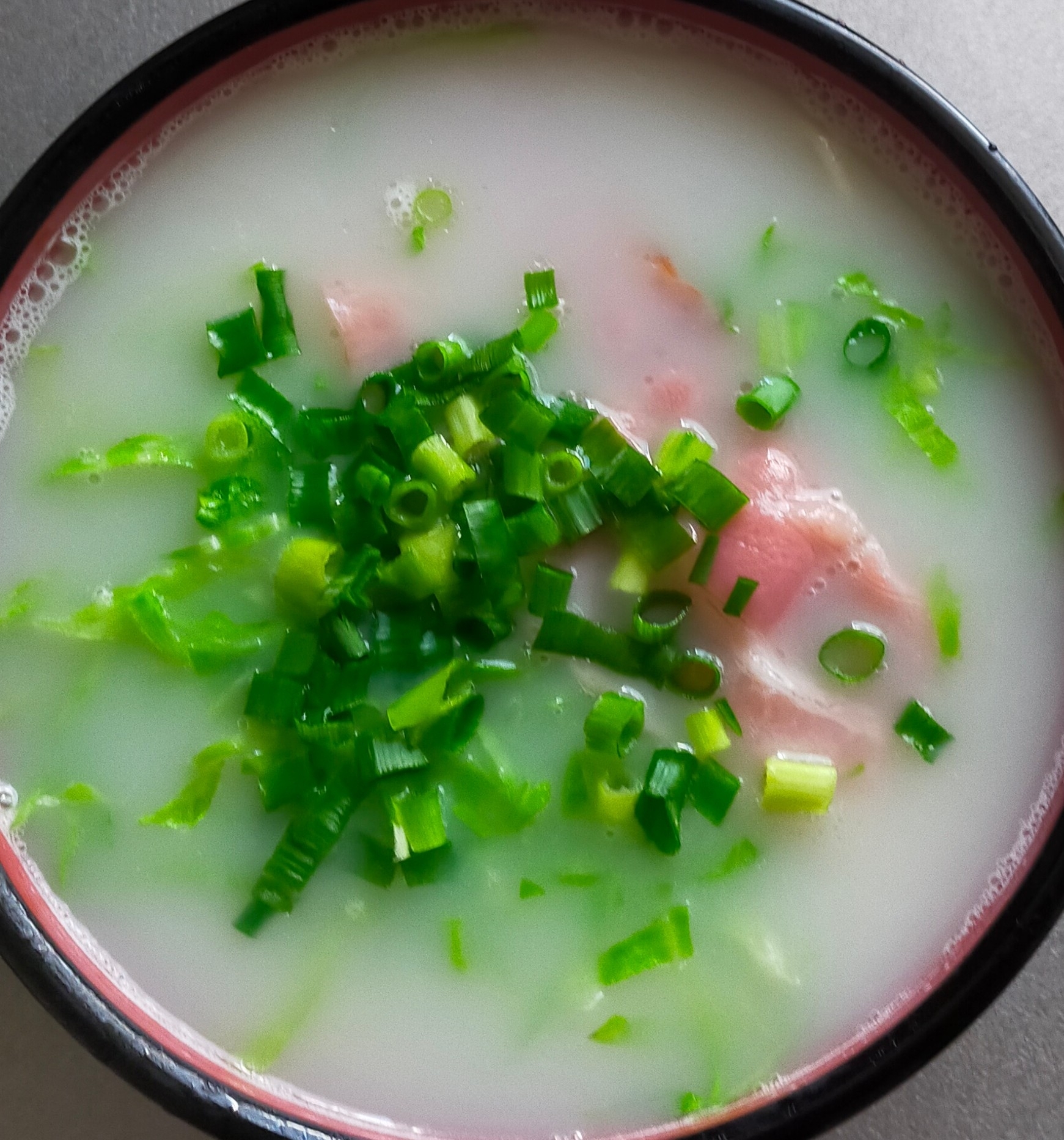 ベーコンとキャベツと小ネギの豚骨ラーメン