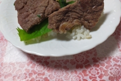 雑穀米の酢めしでステーキ丼*･ﾟ✽.｡.:*